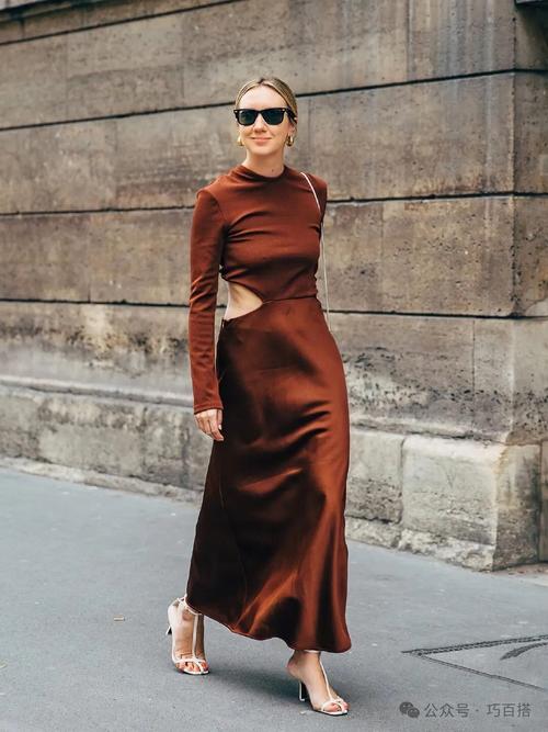 早春裙裝點睛術 內搭連衣裙與飾品的完美協奏